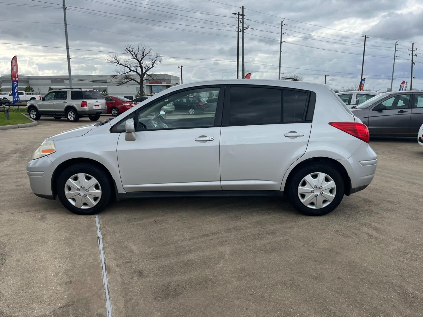 2009 SILVER /black Nissan Versa 1.8 S Hatchback (3N1BC13E09L) with an 1.8L L4 DOHC 16V engine, Manual transmission, located at 14700 Tomball Parkway 249, Houston, TX, 77086, (281) 444-2200, 29.928619, -95.504074 - Photo#3